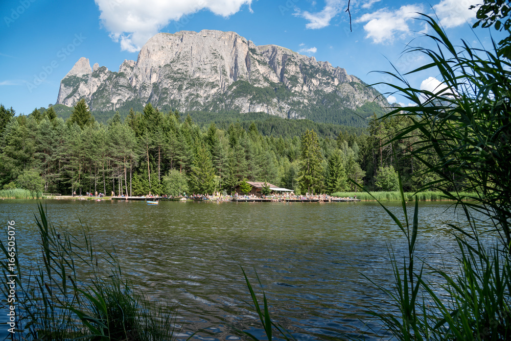 Fototapeta premium Badesee Völser Weiher in Südtirol