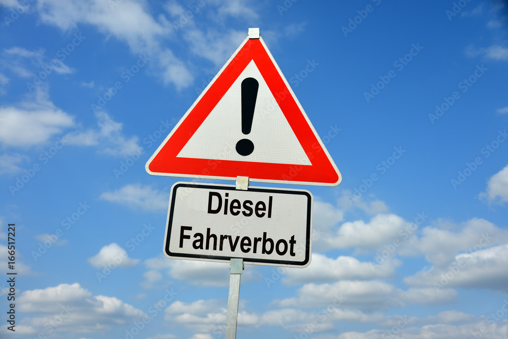 Diesel Fahrverbot, Abgase, Dieselmotor, Innenstadt, Umweltzone, Feinstaubalarm, Luftverschmutzung, CO2, Autos, Schadstoffe, Dieselgate, Umweltschutz, Schild, Warnung, symbolisch, Stickoxide Diesel Fahrverbot, Abgase, Dieselmotor, Innenstadt, Umweltzone, Feinstaubalarm, Luftverschmutzung, CO2, Autos, Schadstoffe, Dieselgate, Umweltschutz, Schild, Warnung, symbolisch, Stickoxide