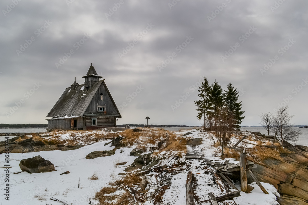 Старая церковь на берегу залива