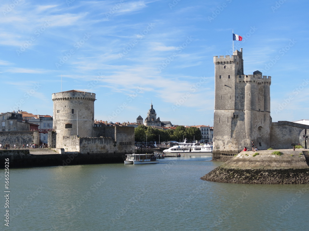 Charente-Maritime - La Rochelle - entrée du port de La rochelle avec ses tours de la Chaine Saint-Nicolas et au loin la grosse horloge