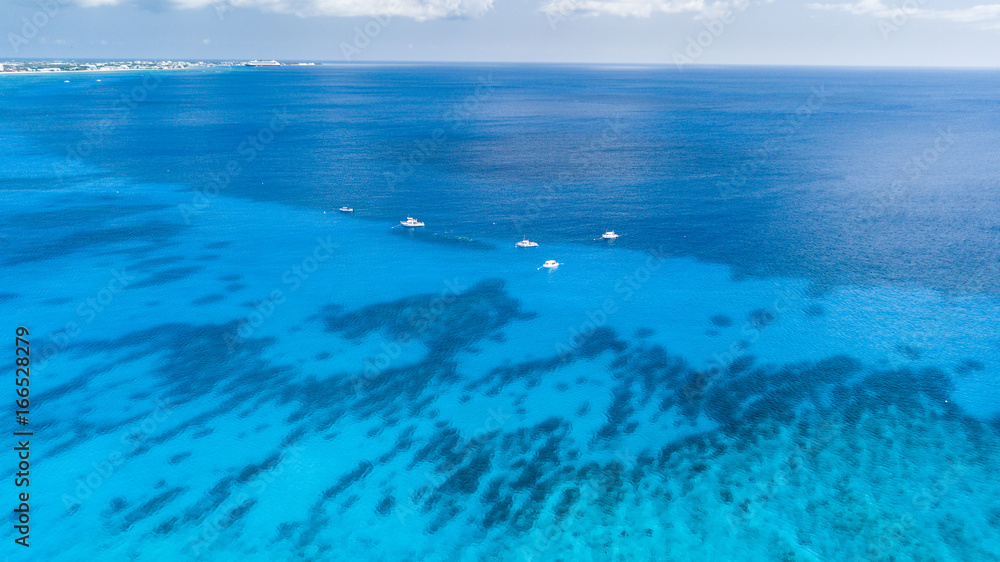 Obraz premium Dive a boats over the wreck of the USS Kittiwake in the Cayman Islands