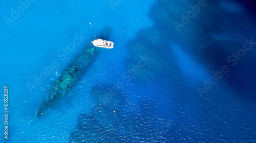 Dive boats over a large shipwreck in clear, blue, tropical waters © whitcomberd