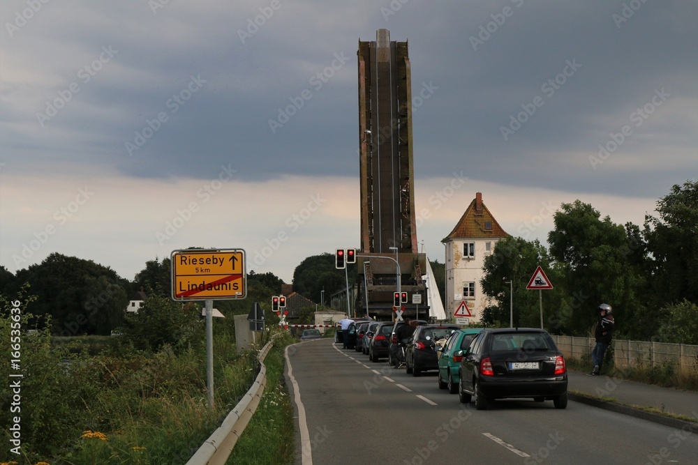 historische Schleibrücke Lindaunis, Autofahrer warten auf die Weiterfahrt vor der Klappbrücke