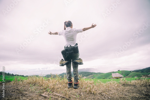 Fotografi photographer hiking walking with backpack and camera in mountains