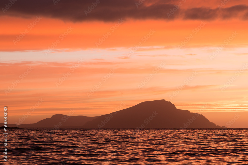 Farbenfroher Sonnenuntergang an der Atlantikküste in Norwegen