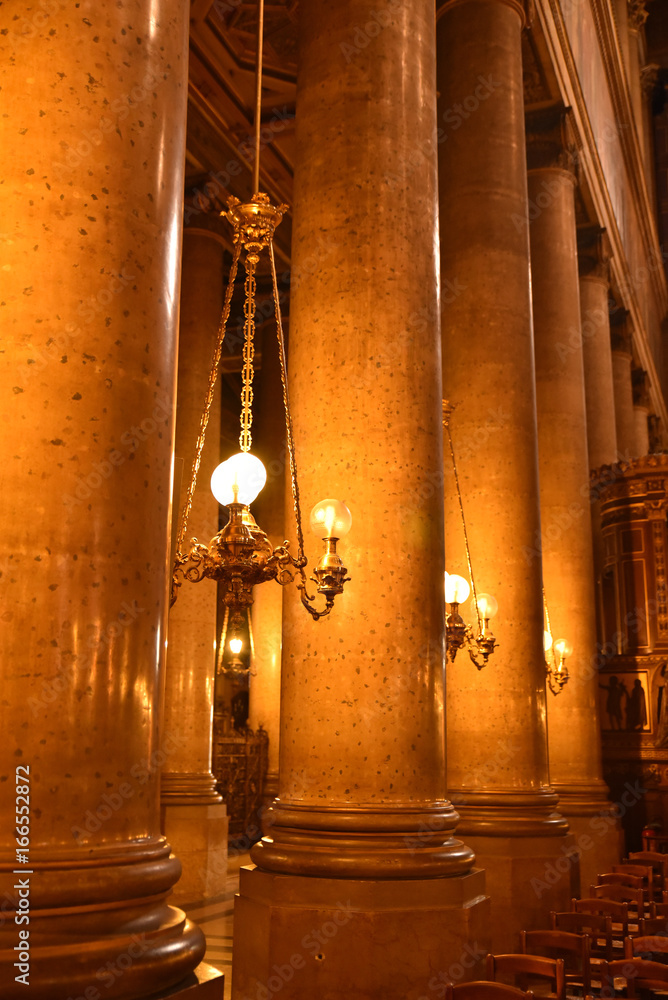 Colonnes de la nef de l'église Saint-Vincent-de-Paul à Paris, France