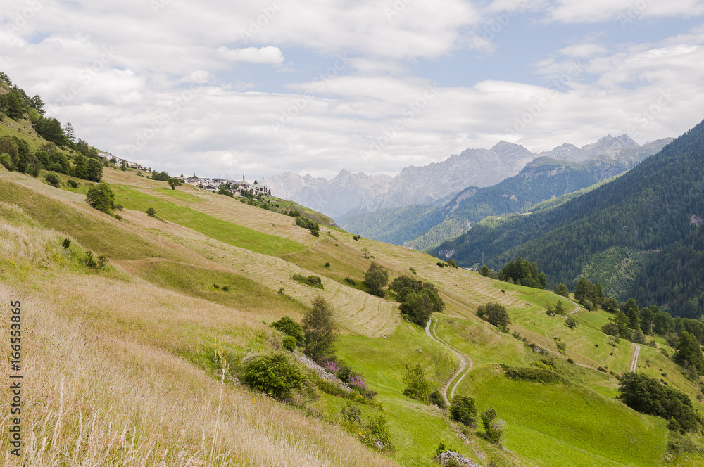 Guarda, Dorf, Alpen, Engadin, Unterengadin, Graubünden, Wanderweg, Landwirtschaft, Bergbauer, Nationalpark, Sommer, Schweiz
