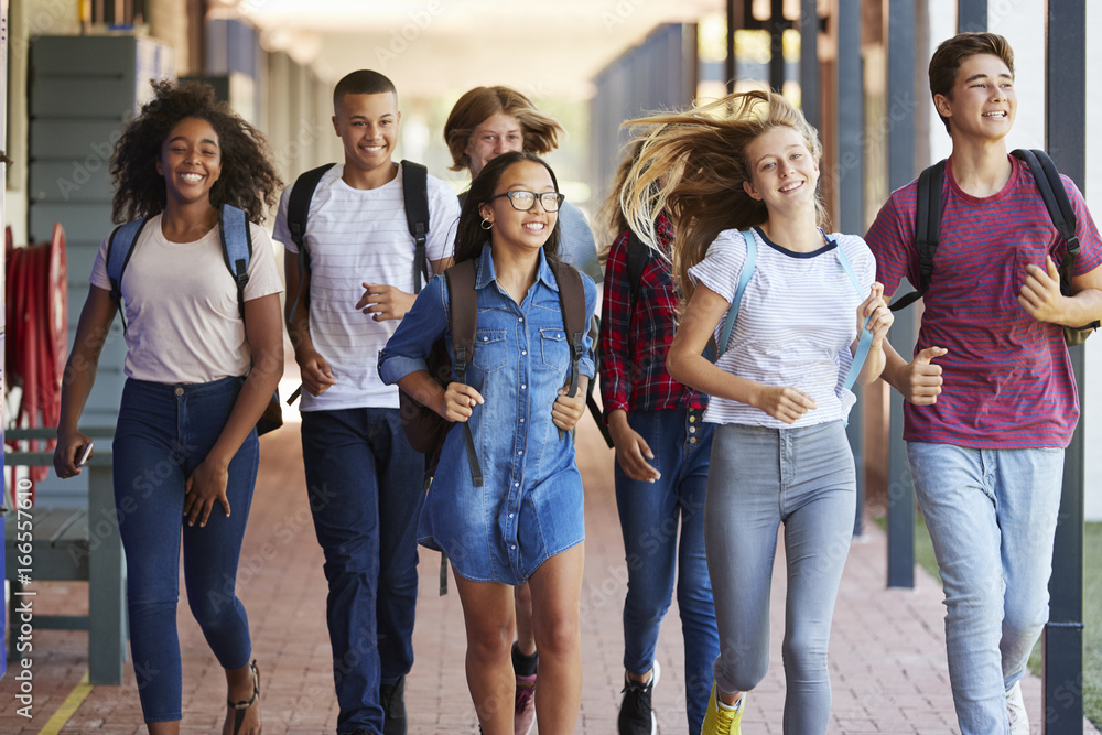 Teenager school kids running in high school hallway - obrazy, fototapety, plakaty 