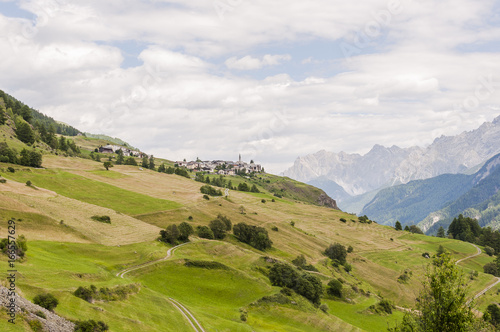 Guarda  Dorf  Felder  Feldweg  Wanderweg  Landwirtschaft  Heuernte  Engadin  Unterengadin  Alpen  Graub  nden  Sommer  Schweiz