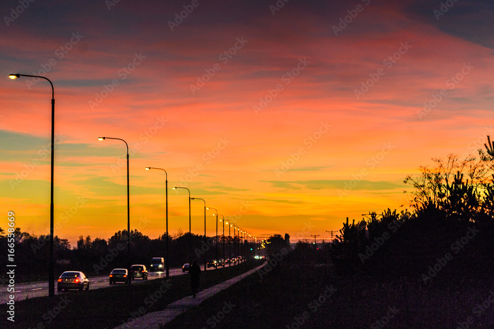 Fototapeta premium Ulica w świetle zachodzącego słońca