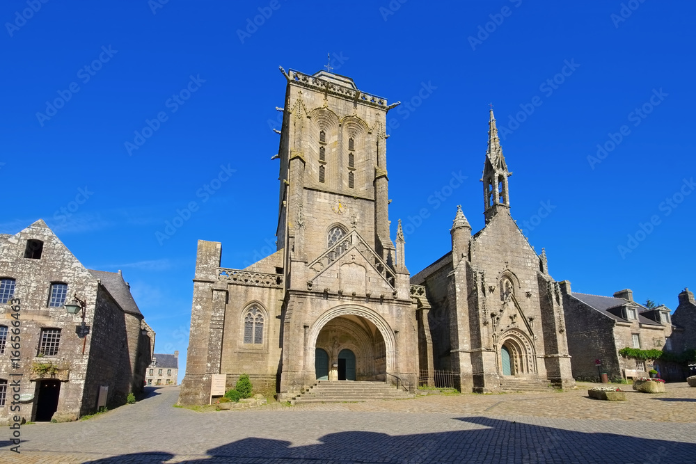 Kirche Saint Ronan im mittelalterlichen Dorf Locronan in der Bretagne, Frankreich - Saint Ronan church in Locronan, medieval village in Brittany