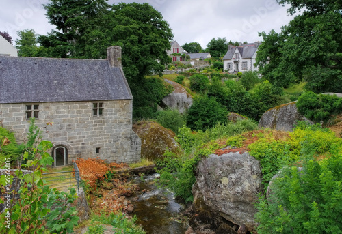 Wald von Huelgoat  mit der alten Mühle, Bretagne, Frankreich - Huelgoat forest and the old water mill in Brittany