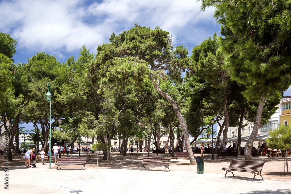Platz der Pinien in Ciutadella auf Menorca