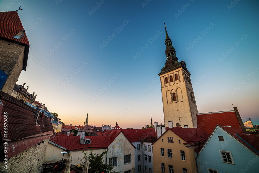 Obraz premium Tallinn, Estonia: aerial top view of the old town at sunset 