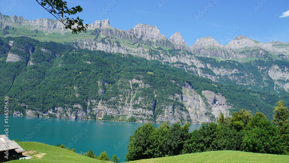 Die Churfirsten und der Walensee/Die Bergkette Churfirsten in der Schweiz und ein Teil des Walensees, steile Felsen und türkisfarbiges Wasser 