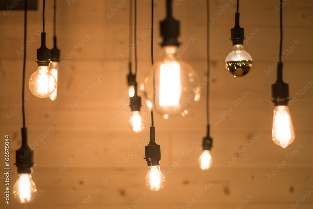 Ampoules Suspendues sur fond bois Ampoules Suspendues sur fond bois