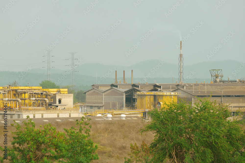 Obraz premium Mining factory in the midst of nature.