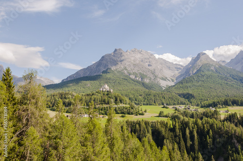 Scuol, Dorf, Engadin, Unterengadin, Schloss, Tarasp, Wanderweg, Wald, Nationalpark, Bergstrasse, Inn, Fluss, Alpen, Graubünden, Sommer, Schweiz