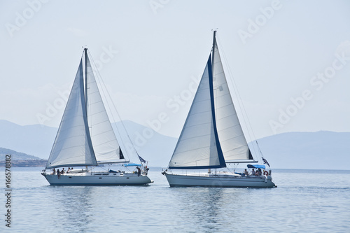 barche a vela navigano sul mar egeo