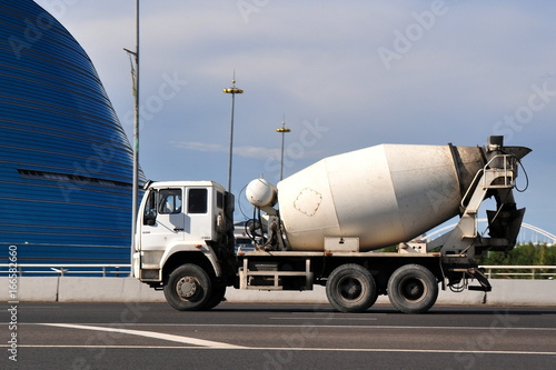 LKW-Fahrmischer mit Beton unterwegs zur Baustelle