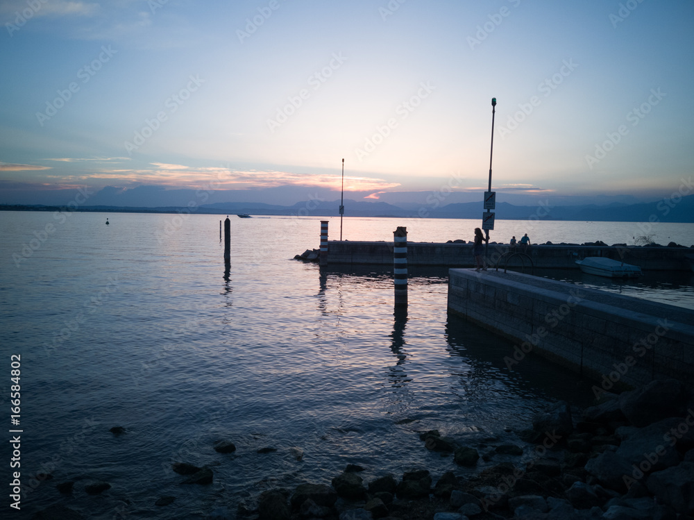 Obraz premium Eveing at the lake garda in italy