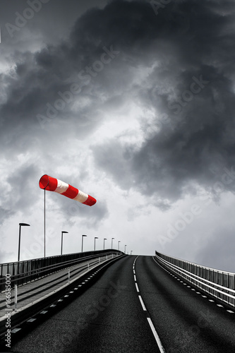 wind auf der Brücke