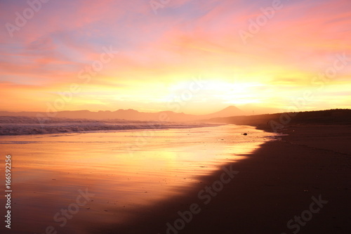 台風一過の浜辺と富士山
