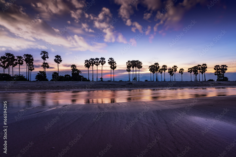 Obraz premium abstract sunset beach and cloudscape on twilight time