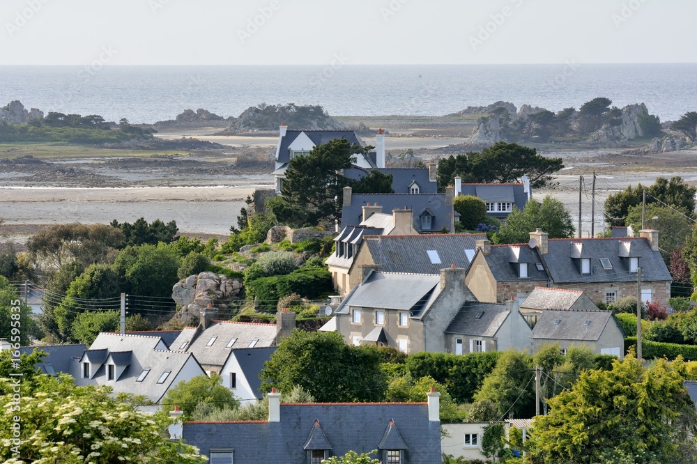 Toits de maisons bretonnes à Buguélès en Bretagne
