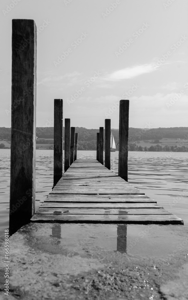 Obraz premium Holzsteg in schwarz weiss im Hochformat