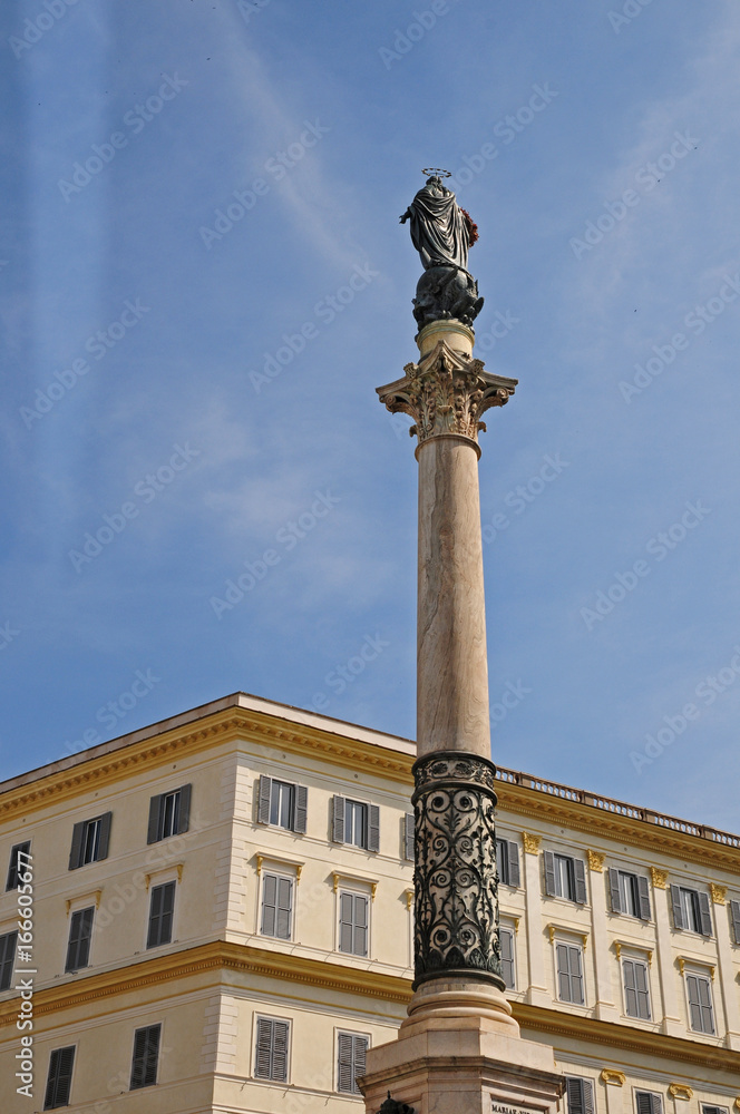 Roma, piazza di Spagna - la colonna dell'Immacolata