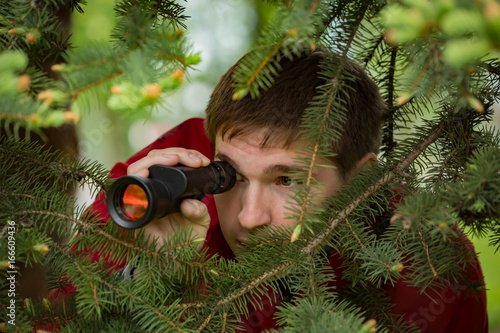 Foto The man  looks in monocular