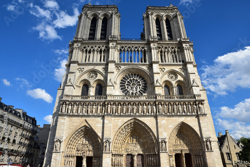 Cathédrale Notre-Dame à Paris en été, France © JFBRUNEAU