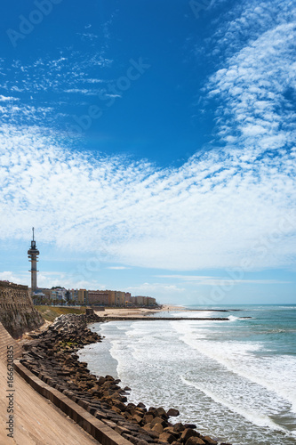 Küste und Strand vor Cadiz in Andalusien photo