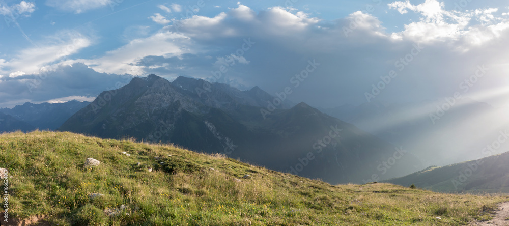 Alpenpanorama mit Gewitter und dunklen Wolken