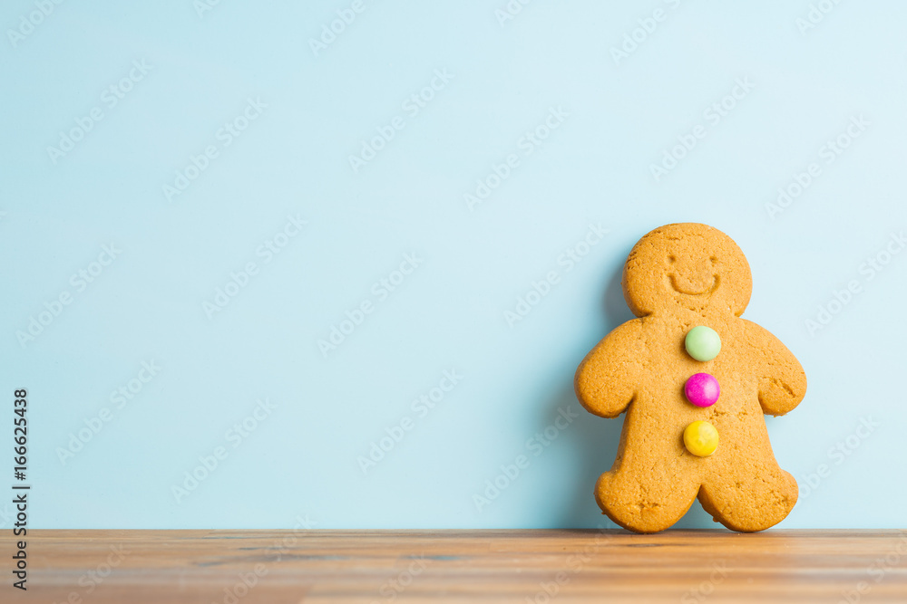 Obraz premium Gingerbread man leaning against the wall.
