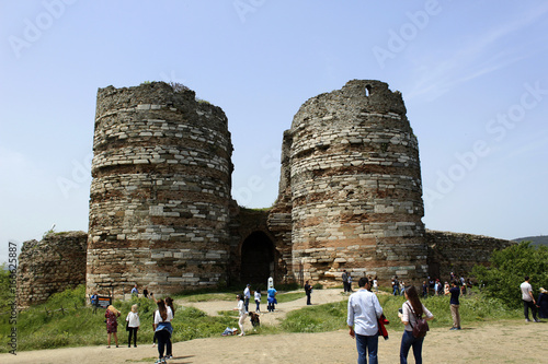 Туристы осматривают развалины старой крепости