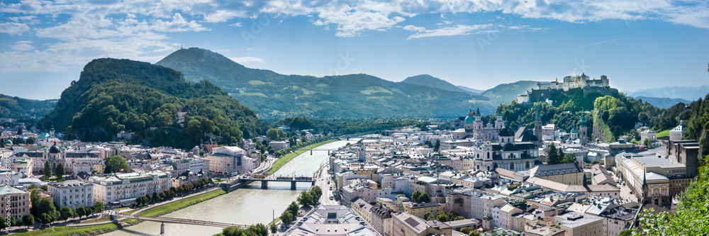 Naklejka premium Panorama: Salzburg latem