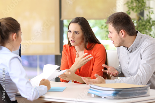 Couple arguing in a marriage consultory