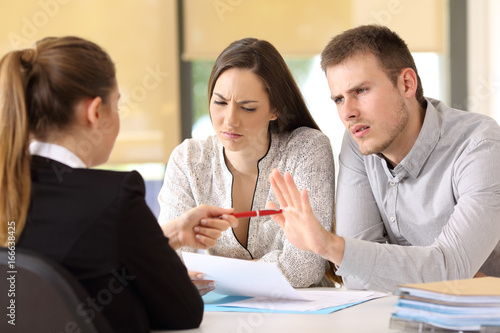 Foto Customers rejecting contract at office