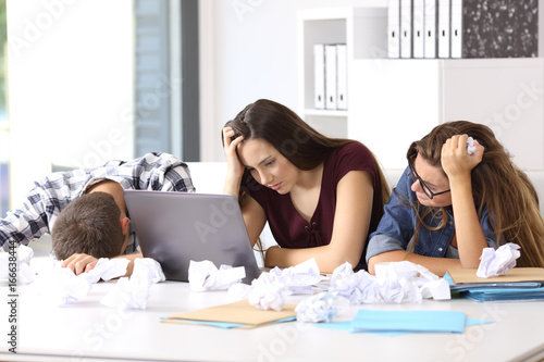 Foto Frustrated entrepreneurs surrendering at office