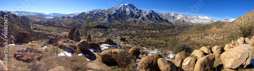 Fotografia A panarama of the upper Kern River Canyon from above Kernville, California on a winter day with the snowcapped Greenhorn Mountains in the background and granite boulders in the foreground