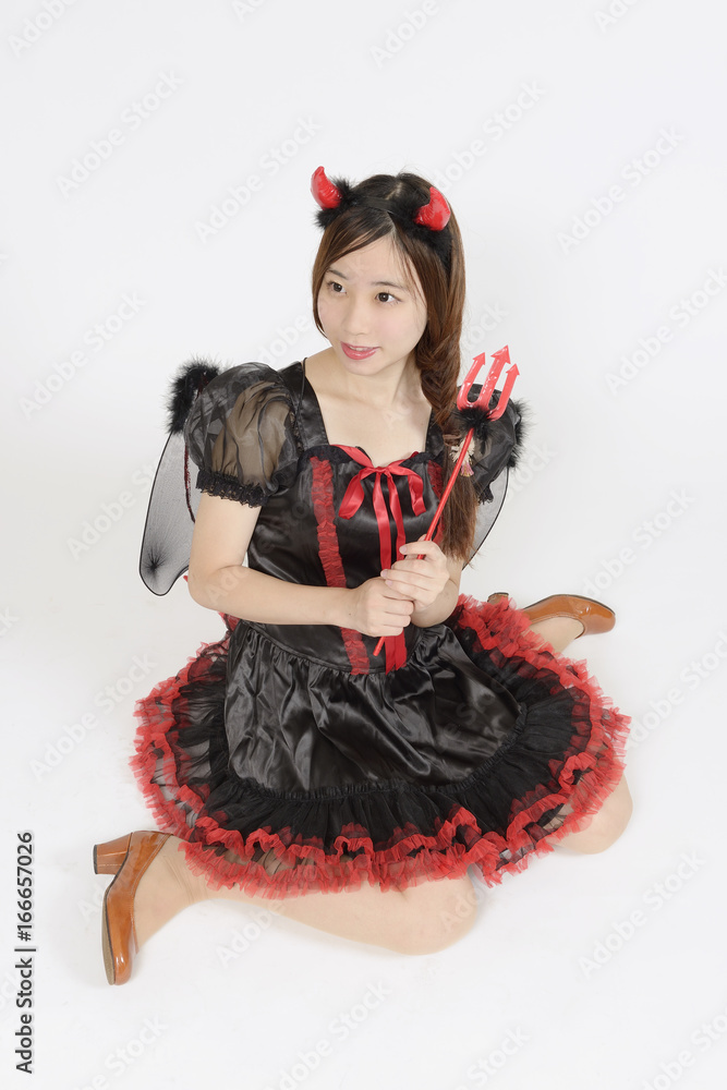 ハロウインのコスプレをする若い女性 ハロウインのコスプレをする若い女性
