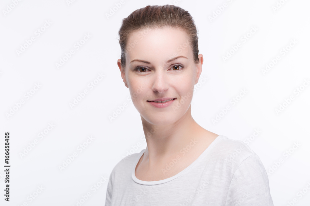 Junge hübsche Frau im weissen tshirt lächelt Junge hübsche Frau im weissen tshirt lächelt
