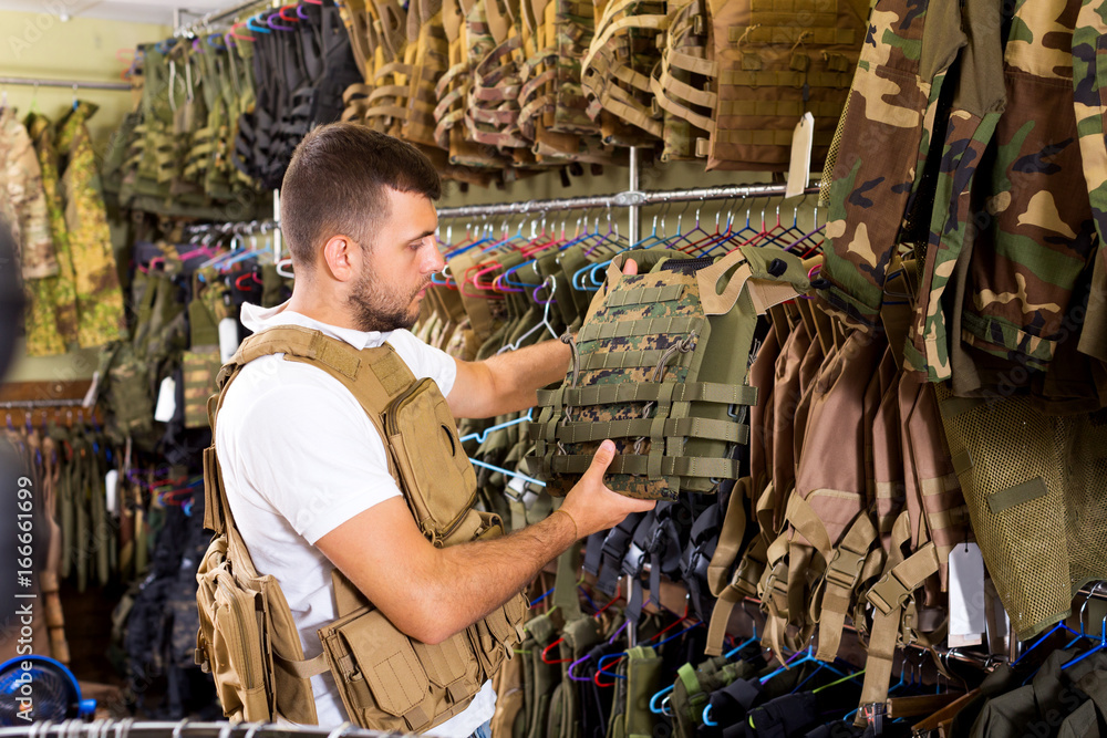 Ταπετσαρία Male customer choose bulletproof vest
