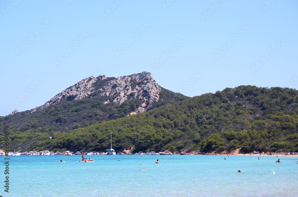 vista sul mare dalla spiaggia di Notre Dame sull'isola di Porquerolles in Francia vista sul mare dalla spiaggia di Notre Dame sull'isola di Porquerolles in Francia