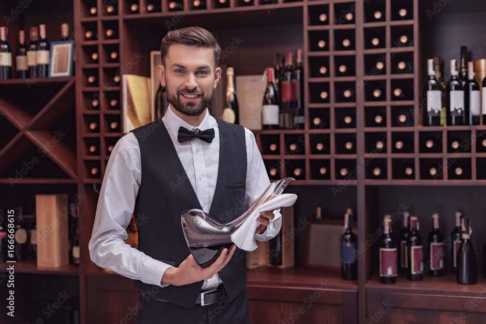 Εκτύπωση καμβά sommelier holding decanter with wine