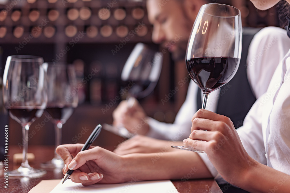Fotografie Sommeliers tasting wine in cellar
