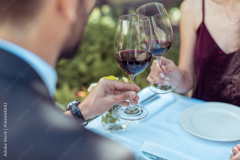 couple clinking glasses on date couple clinking glasses on date