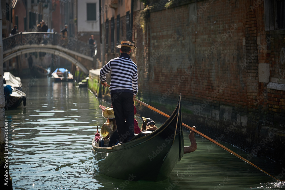 Gondoliere in un canale a Venezia